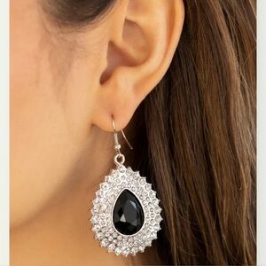 🛍️3/$25 SALE🛍️ Paparazzi Earring ~ Exquisitely Explosive - Black